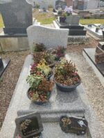 monument gris moucheté avec stèle gravée en lettres dorées - O.Dufour
