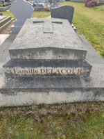monument en pierre surélevé avec Croix sculptée sur la pierre tombale, et inscription en façade - O.Dufour