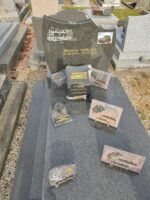 monument gris foné avec stèle sur laquelle, de chaque côté de l'identification du défunt figure une locomotive, à droite photo et à gauche gravure - O.Dufour