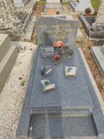 monument gris foncé avec stèle gravée en lettres dorées - O.Dufour