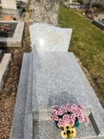 monument gris moucheté avec stèle gravée en lettres dorées - O.Dufour