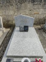 monument gris moucheté avec stèle gravée en lettres dorées - O.Dufour