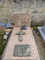 monument moucheté rose et gris avec livre ouvert sur la pierre tombale et croix. Stèle gravée en lettres dorées - O.Dufour