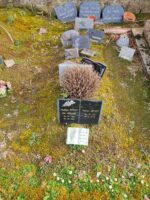 tombe pleine terre avec plaque d'identification en forme de livret - O.Dufour
