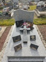 monument  gris moucheté avec stèle sur laquelle figure une croix dorée à gauche de l'identification des défunts - O.Dufour