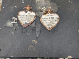 plaques d'identification sur la pierre tombale- C.Molle