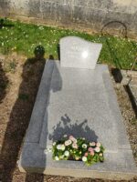 monument gris moucheté avec petite stèle gravée en lettres blanches - O.Dufour