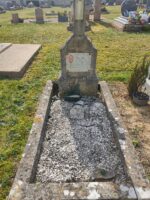 petite tombe entourage pierre et gravillons avec stèle ancienne sur laquelle figure une plaque avec la photo et la date de décès du défunt - O.Dufour