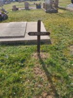 tombe pleine terre avec croix sur laquelle est inscrit le nom du défunt - O.Dufour