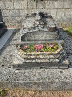 monument ancien surélevé sur grande pierre tombale avec inscription en façade au dessus de l'espace jardinière. une croix est sculptée sur le dessus - O.Dufour