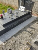 inscriptions sur le côté droit de la pierre tombale - O.Dufour