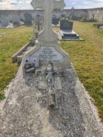 sépulture en pierre grise avec stèle ancienne triangulaire , avec identification, surmontée d'une croix en pierre. Sur la pierre tombale une plaque avec la photo du couple défunt et une croix - O.Dufour