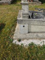 sur le côté de la pierre tombale, une plaque avec identification et photo - O.Dufour