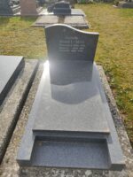 monument gris avec stèle gravée - O.Dufour