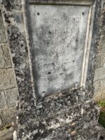 détail de l'identification sur la stèle - O.Dufour