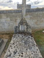 petite pierre  tombale ancienne avec stèle surmontée d'une croix et plaque d'identification - O.Dufour