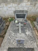 pierre tombale grise avec stèle sur laquelle est fixée une plaque noire avec identification du défunt - O.Dufour
