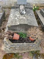 monument en pierre ancien, identification famille illisible - O.Dufour