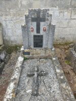 petite tombe entourage pierre avec gravillons et croix posée dessus. Stèle avec plaque d'identification du couple défunt et 2 photos et croix noire au dessus de la plaque - O.Dufour