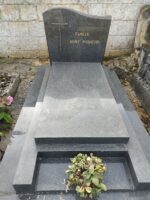 monument gris foncé avec stèle gravée en lettres dorées - O.Dufour