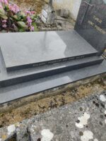 identification de la défunte sur le côté droit de la pierre tombale - O.Dufour