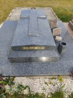 monument gris foncé avec identification famille en façade - O.Dufour