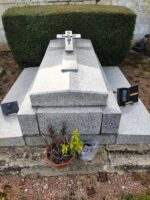 monument gris surélevé avec croix sur la pierre tombale - O.Dufour