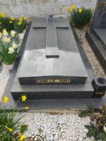 monument gris foncé avec inscription en façade et sur le côté gauche. -O.Dufour