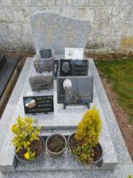 monument couleur gris moucheté avec stèle gravée en lettres dorées, et sur la pierre tombale deux plaque d'identification avec photo, et une plaque ancien combattant - O.Dufour