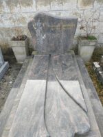 monument gris marbré.Un coeur est creusé sur la pierre tombale et la stèle est gravée en lettres dorées - O.Dufour