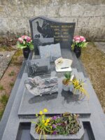monument gris foncé avec stèle sur laquelle figure une colombe à gauche de l'identification en lettres dorées - O.Dufour