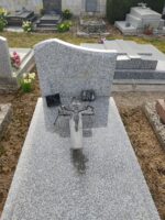 Monument gris moucheté avec stèle forme trapèze gravée en lettre dorées - o.Dufour