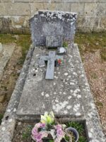 tombe en pierre ancienne avec stèle gravée et croix sur la pierre tombale - O.Dufour