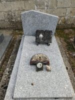 monument gris moucheté avec stèle gravée et sur la pierre tombale une plaque avec photo du défunt - o.Dufour