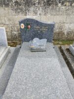 monument gris moucheté avec stèle sur laquelle figure une photo de la défunte et une rose à gauche de l'identification en lettres dorées -O.Dufour