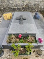 pierre tombale gris moucheté avec larges semelles et espace jardinière en façade -O.Dufour