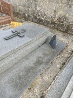identification sur le côté droit de la pierre tombale - O.Dufour