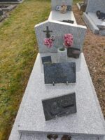 monument gris moucheté avec stèle sur laquelle figure une photo à droite d'une croix et à gauche de l'identification - O.Dufour