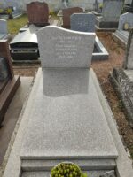 monument gris moucheté avec stèle gravée en lettres blanches - O.Dufour