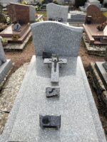 Monument gris avec stèle ou figure une identification difficile à lire - O.Dufour