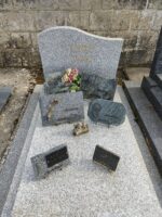 monument gris moucheté avec stèle gravée en lettres dorées. O.Dufour