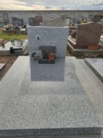 monument gris moucheté avec stèle gravée en lettres blanches et photo du défunt - O.Dufour