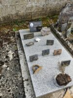 pierre tombale gris moucheté sur laquelle est posée une plaque d'identification avec photo du défunt - O.Dufour