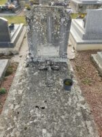 sépullture en pierre en mauvais état avec plaque d'identification sur la stèle et croix sur la pierre tombale - O.Dufour