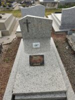 monument gris moucheté avec stèle gravée en lettres dorées à gauche d'une croix noire- o.Dufour