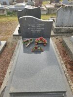 monument gris foncé avec stèle gravée en lettres dorées - O.Dufour