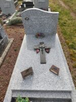 monument gris moucheté avec stèle sur laquelle figure une photo du couple défunt à gauche de l'identification - O.Dufour