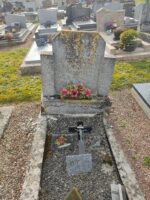 Petite tombe entourage pierre avec gravillons. Stèle avec identification des défunts - O.Dufour