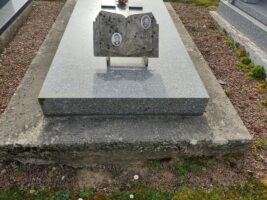 identification des 2 défuntes en façade de la pierre tombale et photos sur une plaque - O.Dufour