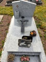 monument gris moucheté avec croix posée et stèle - O.Dufour